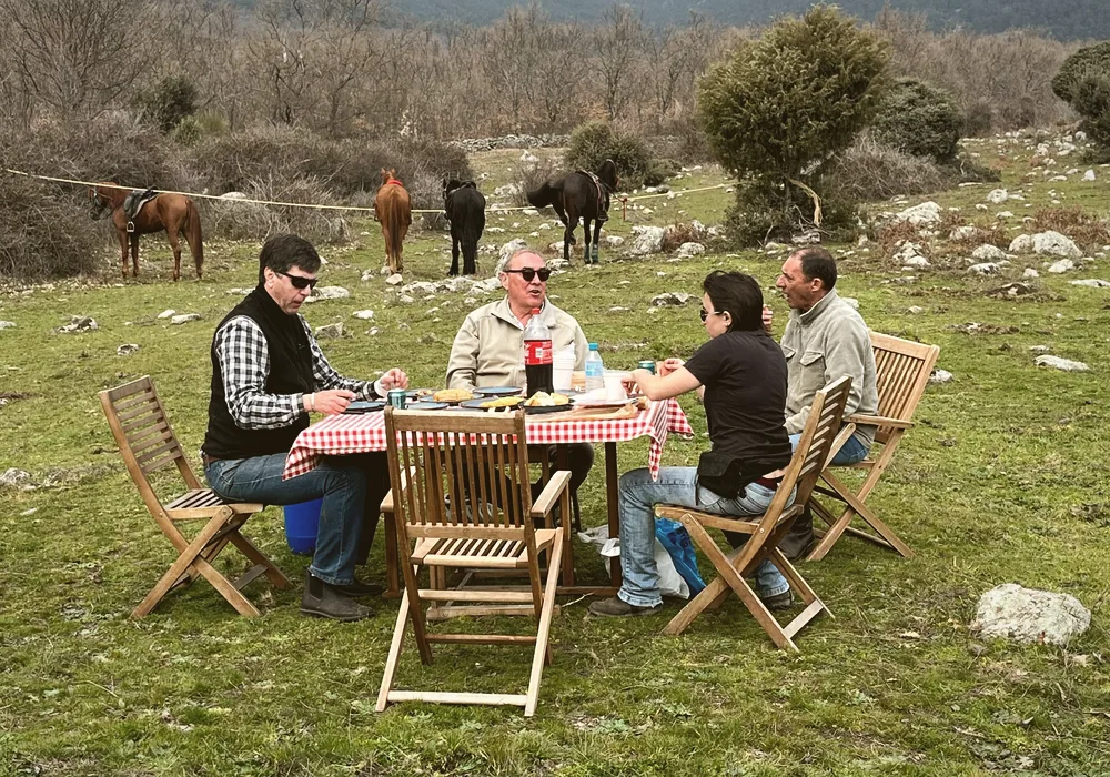 Mesa preparada en el campo junto a los caballos