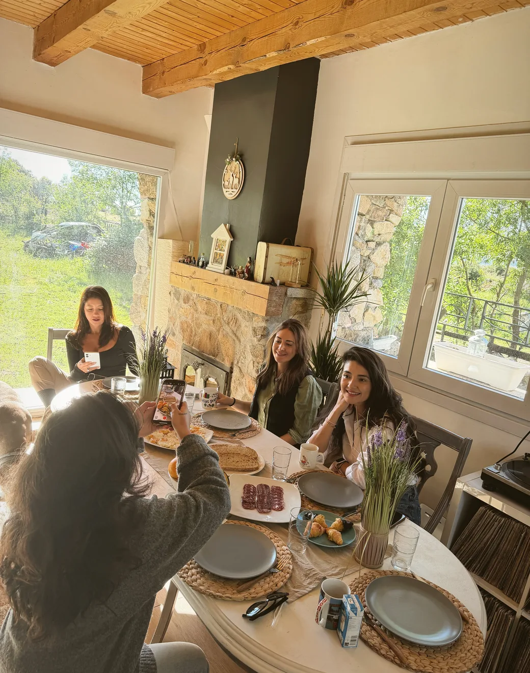 Mesa del desayuno en uno de los alojamientos de las travesías