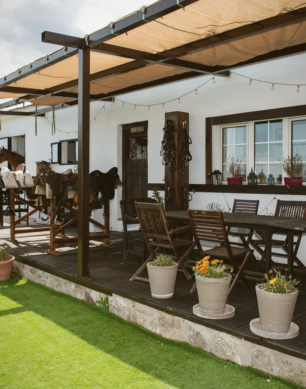 Porche del refugio de Prado Polo con las mesas puestas