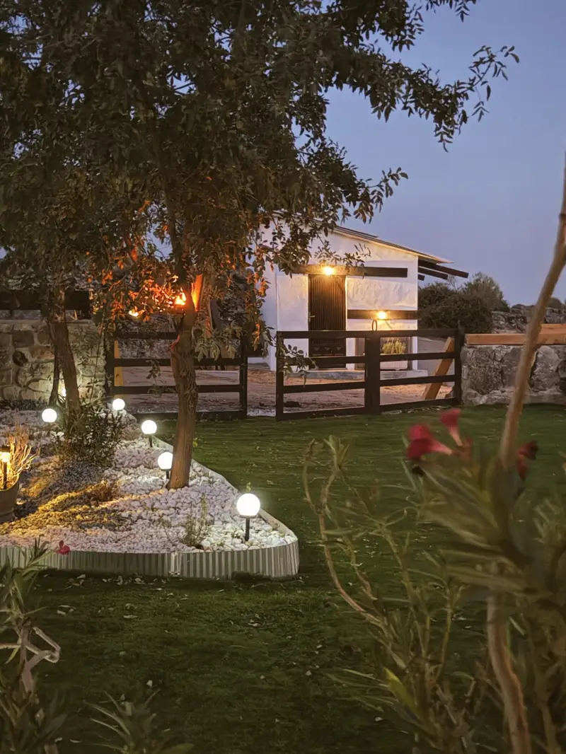 El jardín de la finca iluminado al atardecer